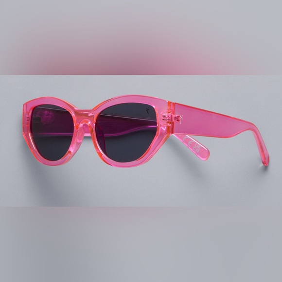 🕶️NWT Simply Vera Vera Wang Pink Smoke Cat Eye Sunglasses - Picture 2 of 3